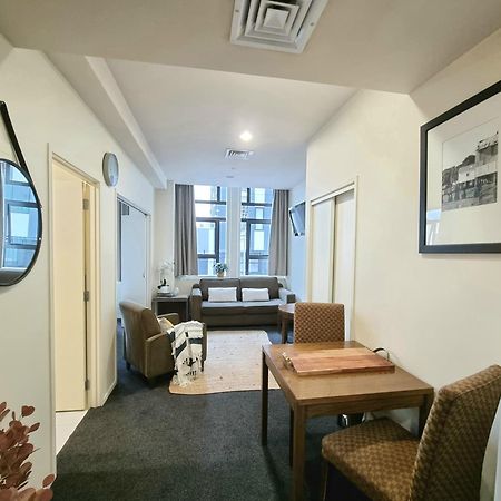 Urban Deco Apartment On Queen Street Auckland Room photo