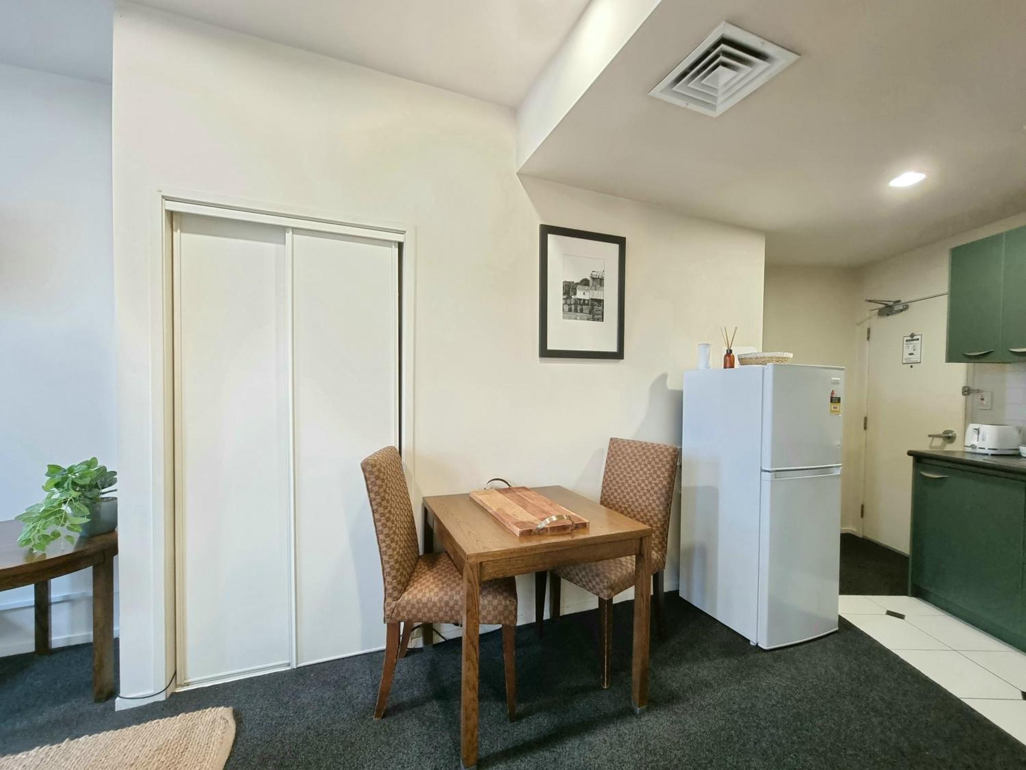 Urban Deco Apartment On Queen Street Auckland Room photo