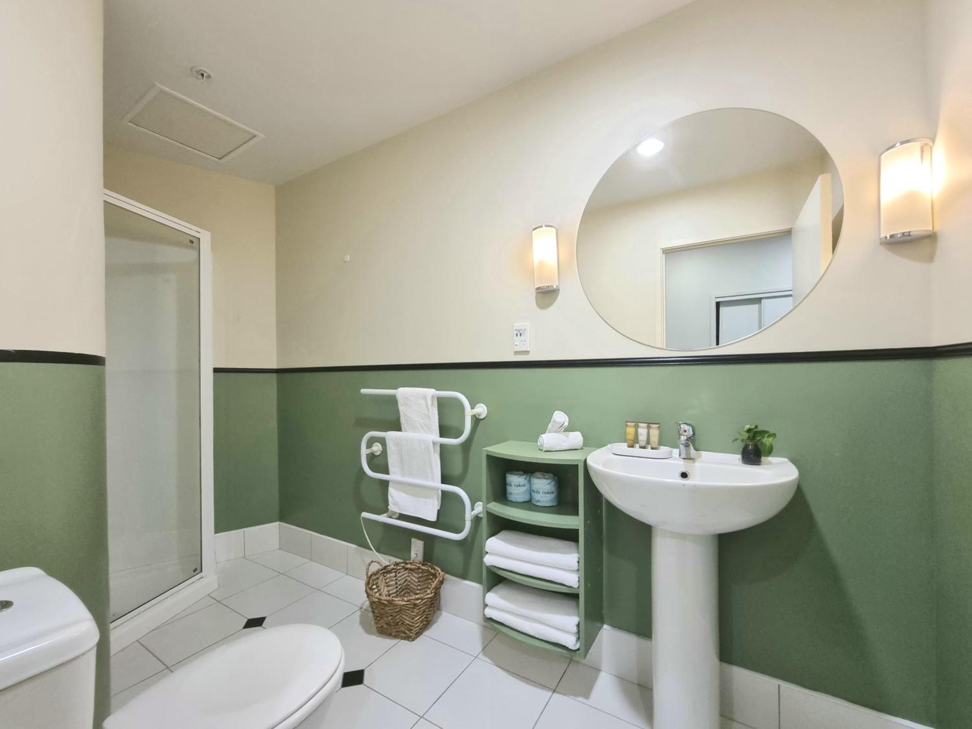 Urban Deco Apartment On Queen Street Auckland Room photo