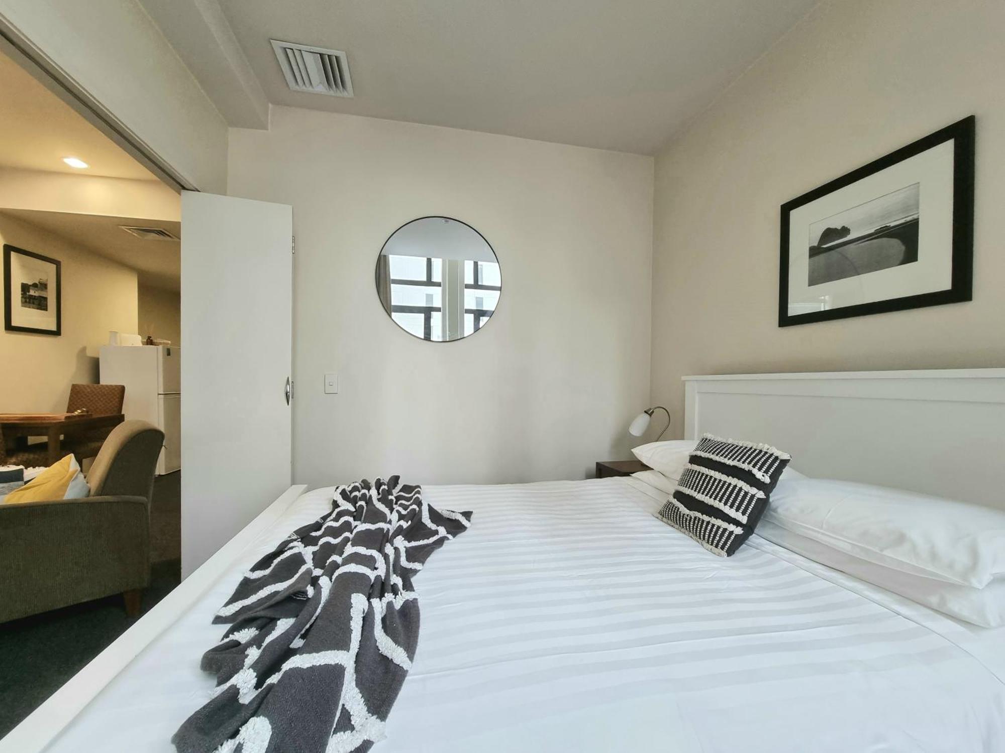 Urban Deco Apartment On Queen Street Auckland Room photo