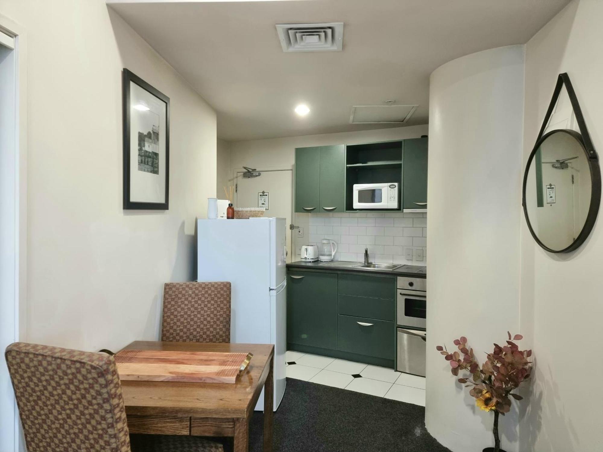 Urban Deco Apartment On Queen Street Auckland Room photo