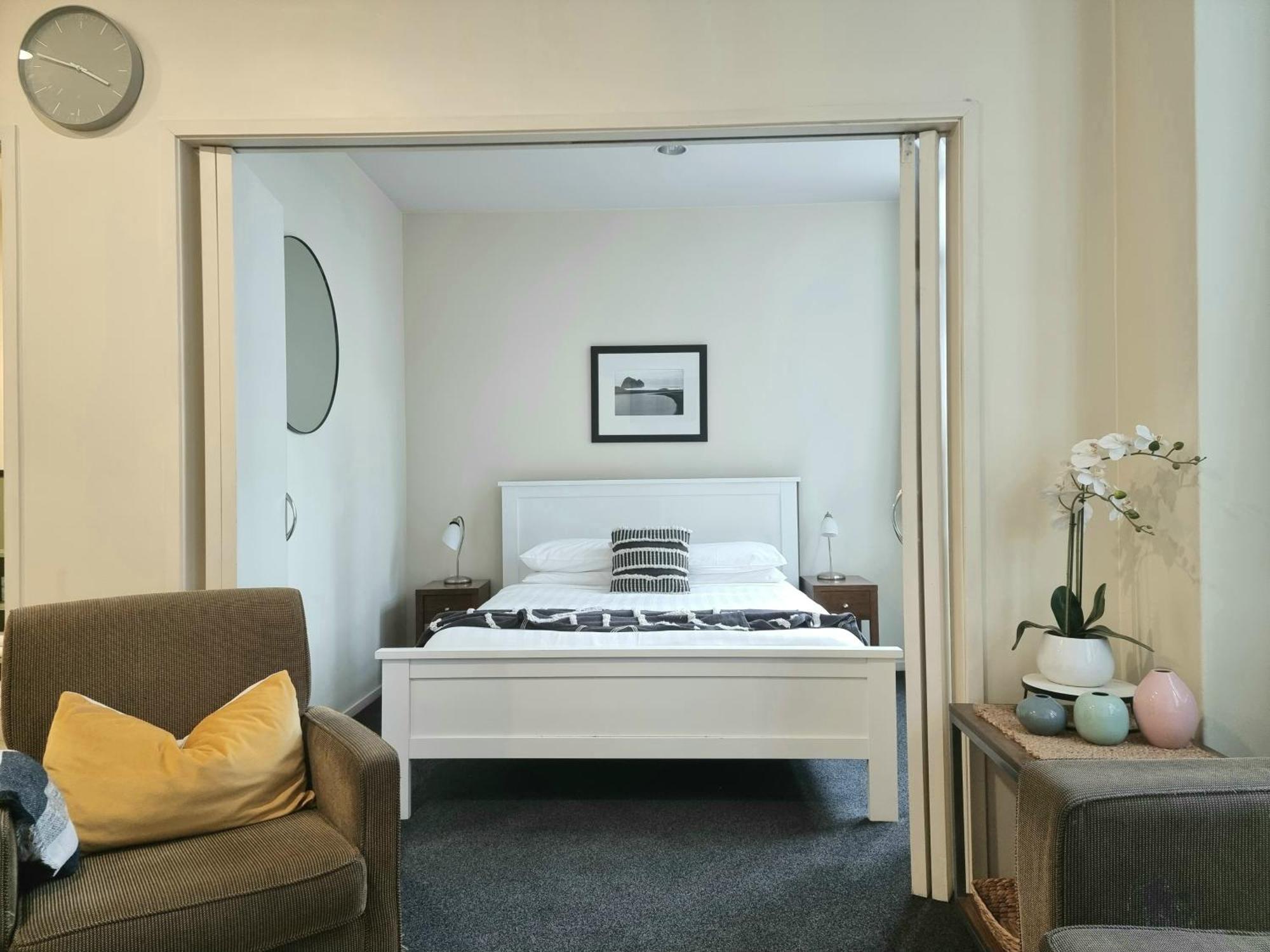 Urban Deco Apartment On Queen Street Auckland Room photo