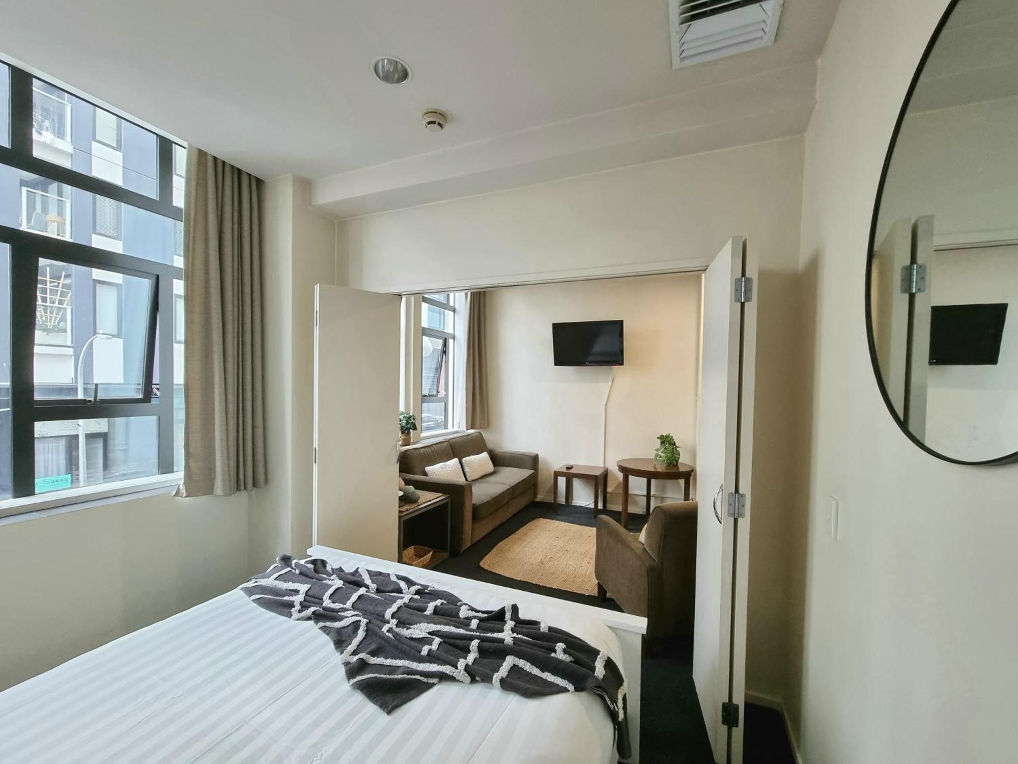 Urban Deco Apartment On Queen Street Auckland Room photo