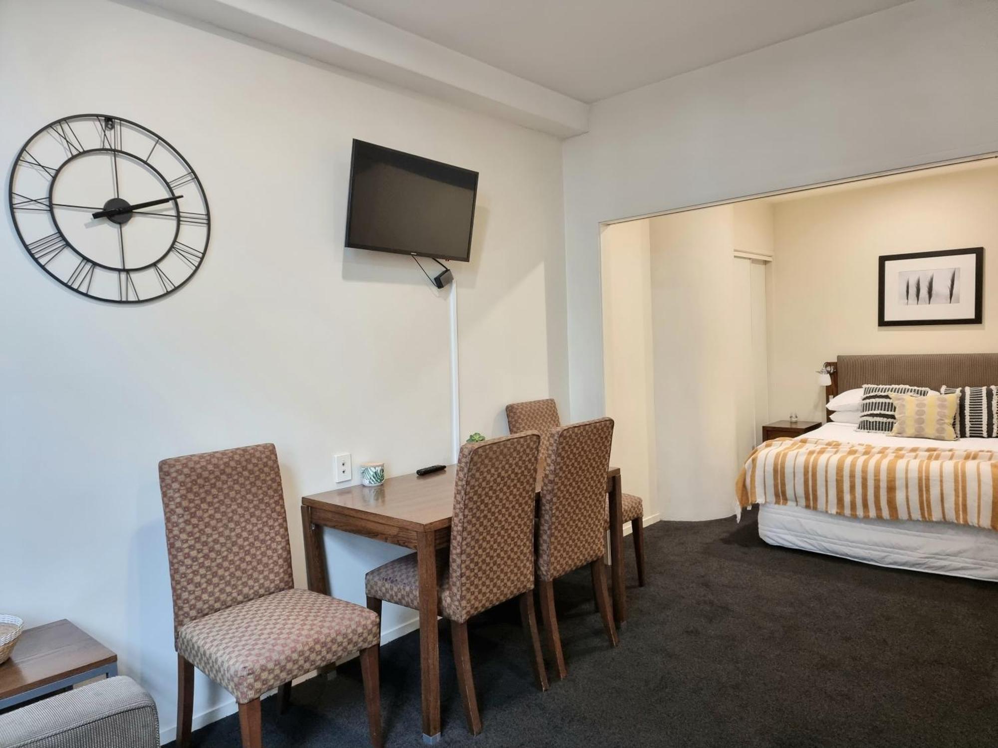 Urban Deco Apartment On Queen Street Auckland Room photo