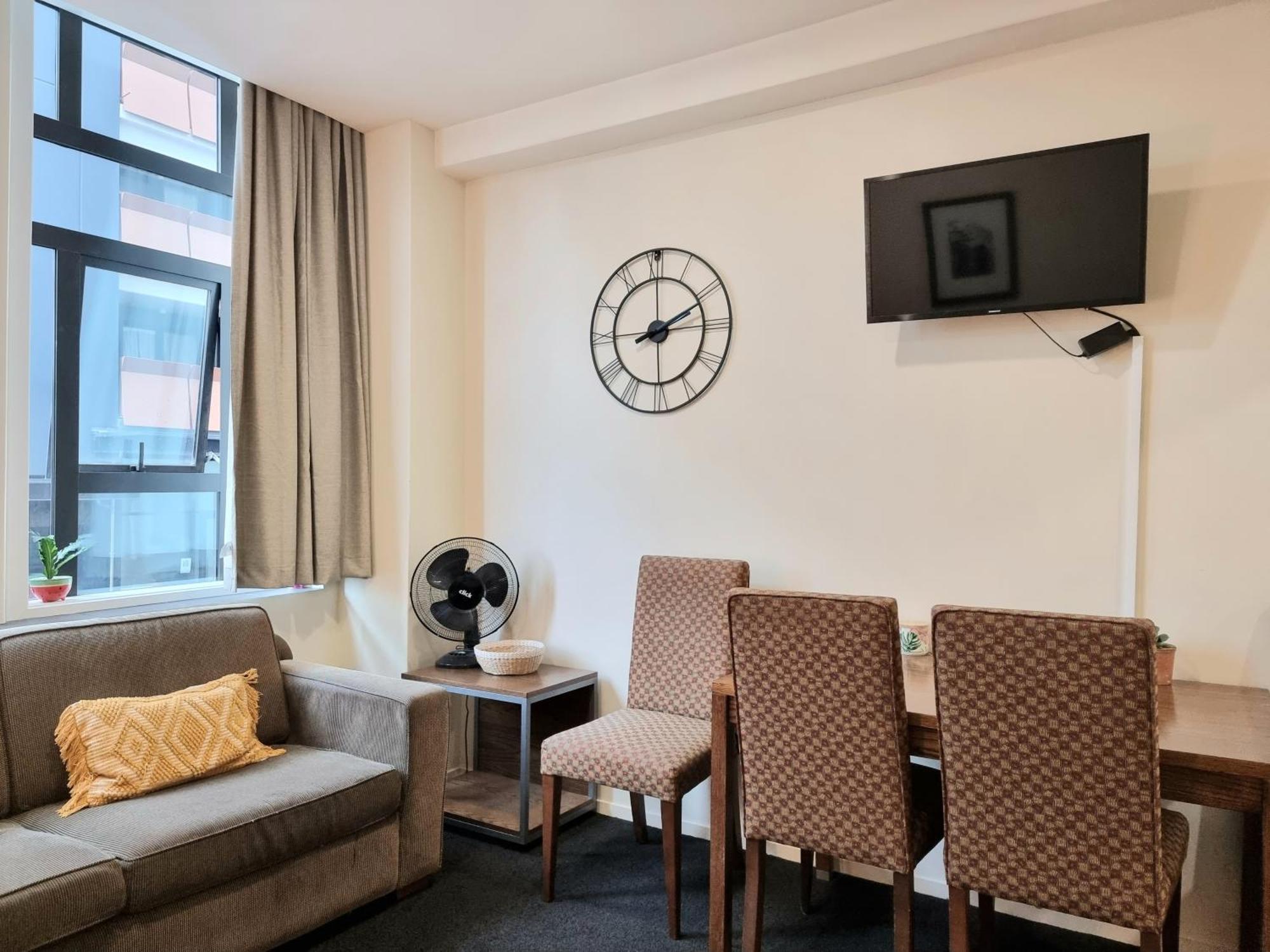 Urban Deco Apartment On Queen Street Auckland Room photo